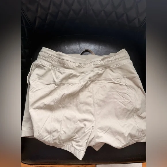 Lululemon Cream dance studio shorts 3.5 inches - Picture 2 of 4